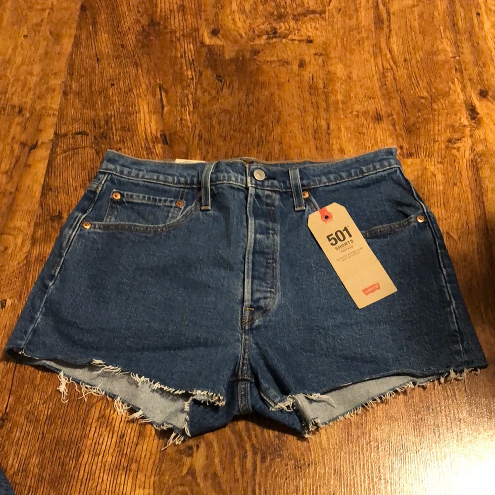 Women High Rise Levi Shorts(New)